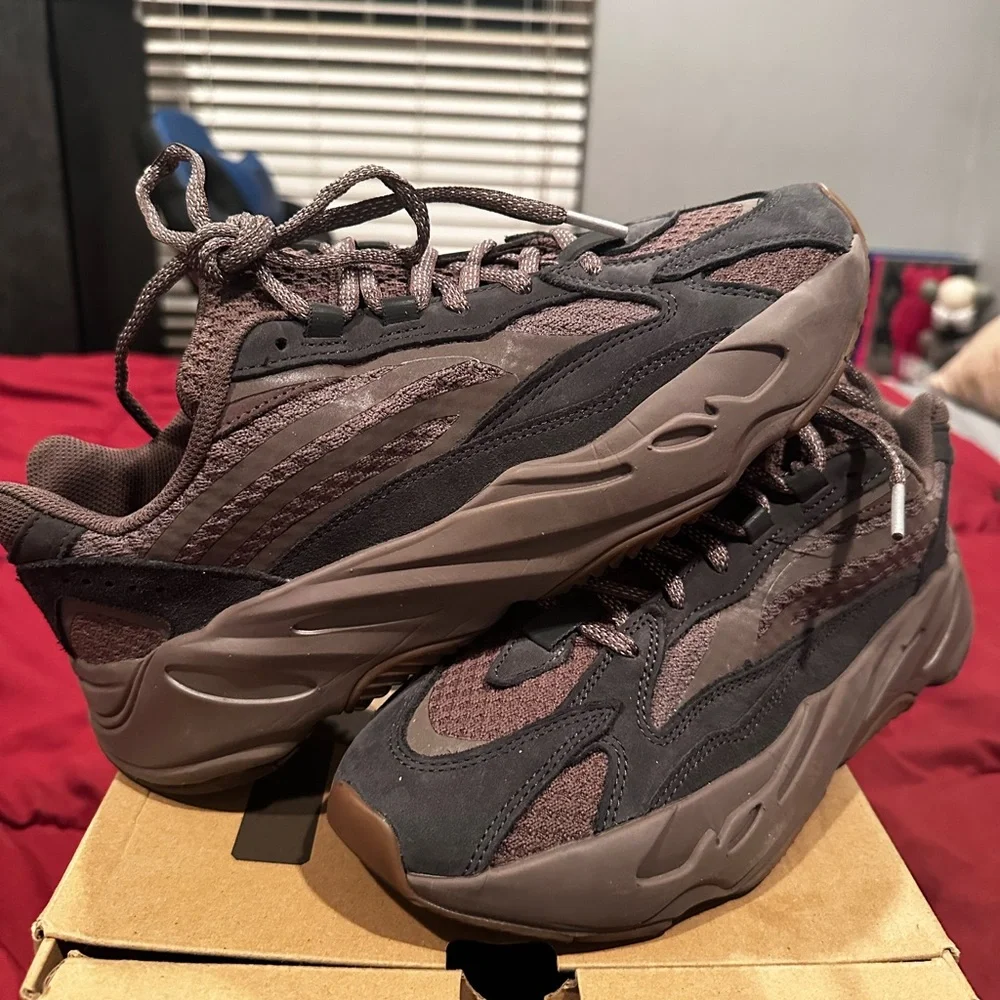 Yeezy 700 mauve - Picture 1 of 3